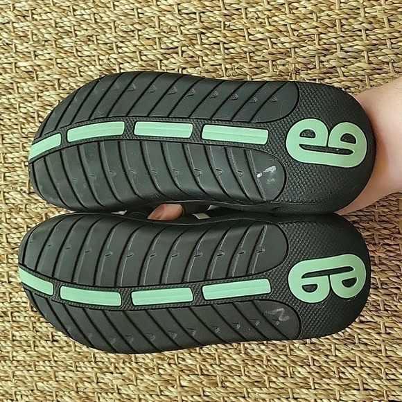 REEF sandal flip flops in black and teal.  Size is 5.  In good condition. - Picture 5 of 7